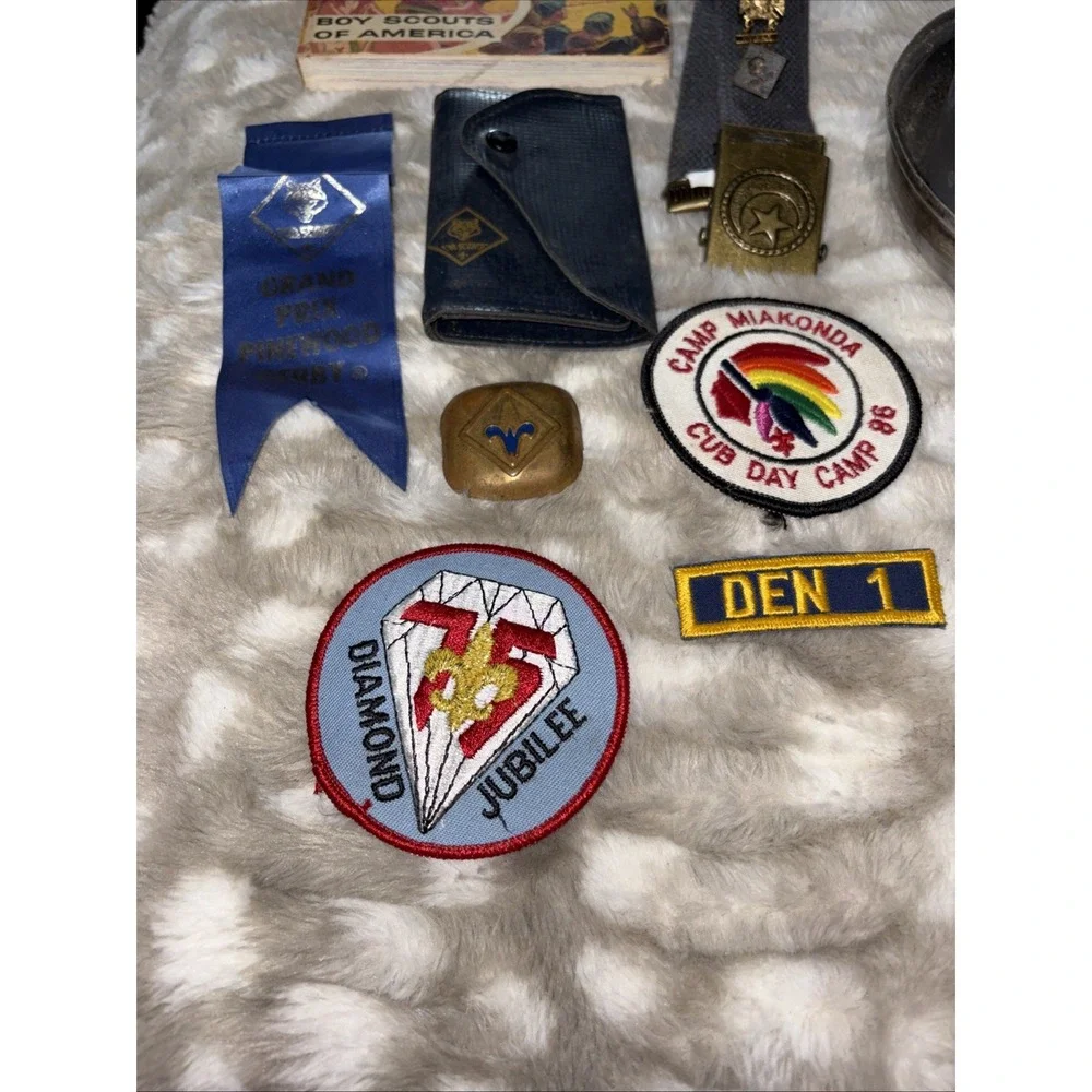 Boy Scout Cub Scout Collectibles Pins Patches Mess Kit Den Pack Ceremonies Book